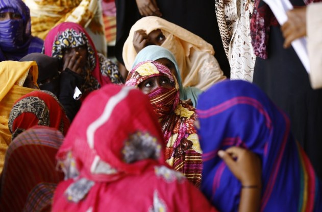 Refugiados eritreos se sientan en un campamento temporal en Kassala, en el este de Sudán, el 22 de octubre de 2015. Eritrea cuenta con regularidad en la parte inferior de las listas mundiales de las libertades políticas y los medios de comunicación, la libertad de expresión y los derechos humanos. Eritreos constituyen el tercer mayor número de refugiados que intentan llegar a Europa, después de sirios y afganos. AFP PHOTO / ASHRAF SHAZLY