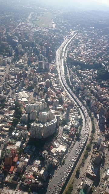 Las siguientes imágenes publicadas a través de la cuenta de tránsito de Caracas, Traffic Center, hablan por sí solas… muestran el caos vehicular que se vive este jueves en la ciudad, luego de que se informara el cierre en la Autopista Francisco Fajardo altura de Los Ruices por trabajos que realiza el Ministerio de Transporte Terrestre y Obras Públicas / @FMCENTER. Twitter