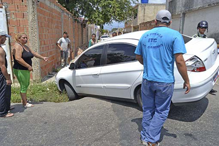 En Valencia vecinos decidieron cerrar la calle para evitar colapso