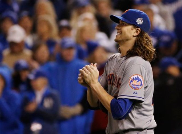 El pitcher Jacob deGrom de los Mets de Nueva York mira a la pizarra tras permitir un sencillo remolcador de Alcides Escobar de los Reales de Kansas City durante el quinto inning del segundo juego de la Serie Mundial el miércoles 28 de octubre de 2015. (AP Foto/Matt Slocum)