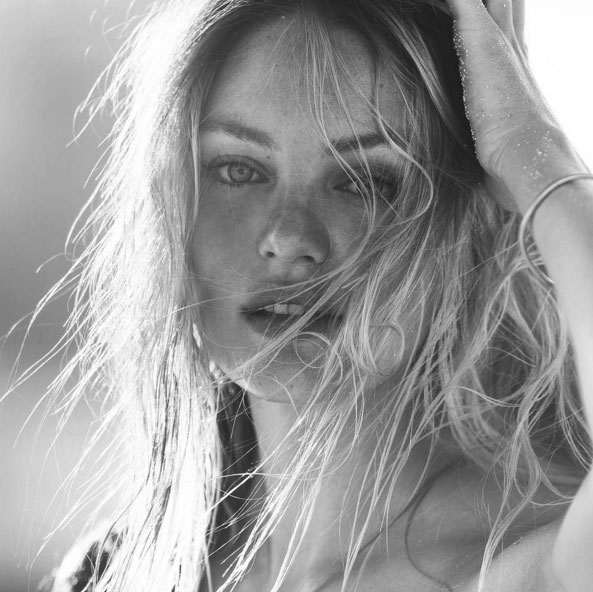 Una con y otra sin censura… el nuevo desnudo (incompleto) de nuestra “angelita” favorita Candice Swanepoel