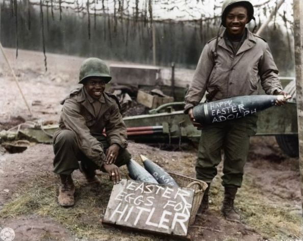 Foto: Soldados americanos mostrando munición de artillería personalizada, norte de Francia, 1945 / gizmodo.com