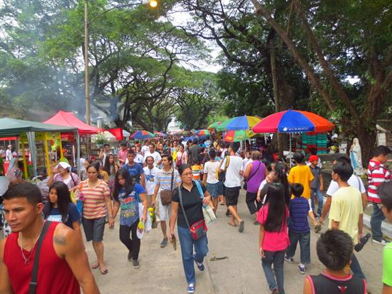 Se desata la locura en los cementerios filipinos el día de Todos los Santos