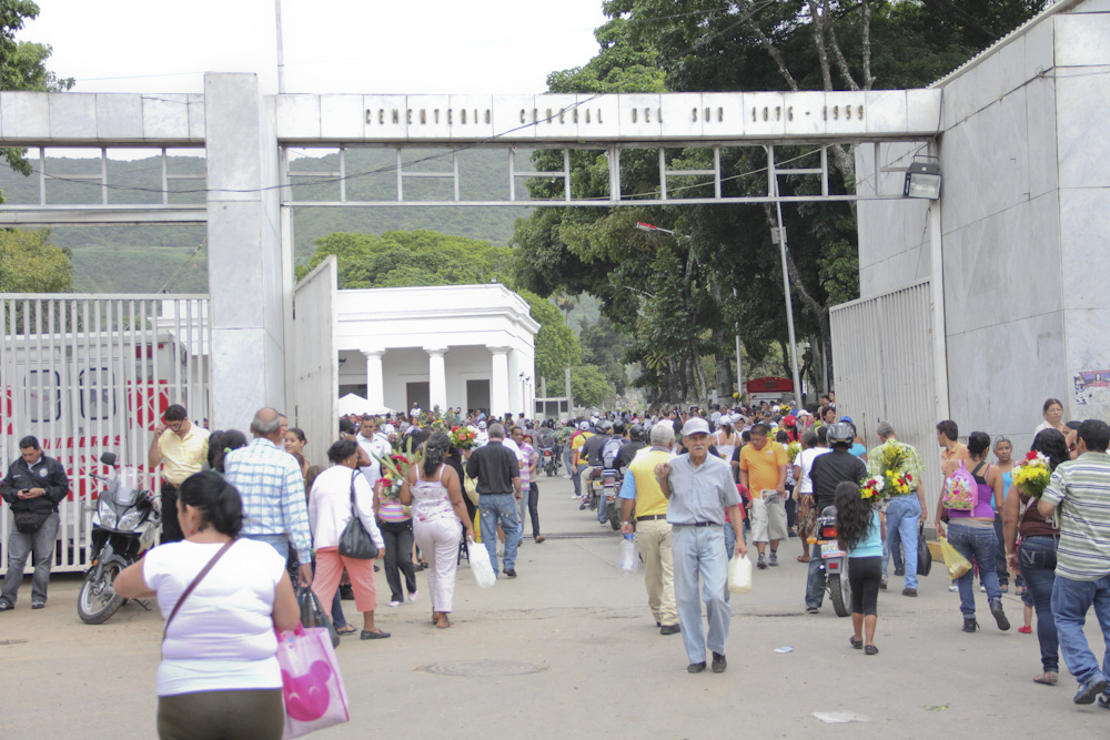 Lo asesinaron cuando enterraba a un familiar