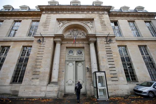 Vista del exterior de la sede de la policía judicial de Versalles, a las afueras de Pariís, Francia, hoy, 4 de noviembre de 2015. El delantero galo del Real Madrid Karim Benzema declara hoy bajo arresto ante la policía francesa en el marco de la investigación por presunto chantaje con un vídeo sexual a su compañero de selección Mathieu Valbuena. EFE/YOAN VALAT