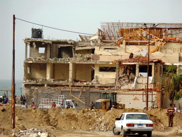 Vista de los daños en el edificio del club de oficiales de la Policía de Al Arish (Egipto) tras un atque suicida en Arish (Egipto) hoy, 4 de noviembre de 2015. Al menos tres policías egipcios murieron hoy en un atentado suicida con coche bomba perpetrado en la ciudad de Al Arish, en el norte de la península del Sinaí. El vehículo, conducido por un suicida, estalló frente al club de oficiales de la Policía de Al Arish, según fuentes del Ministerio del Interior, citadas por la agencia oficial MENA. La explosión causó también heridas a cinco policías y a cinco civiles, que fueron trasladados al hospital. EFE/Mohammed Abu Eta