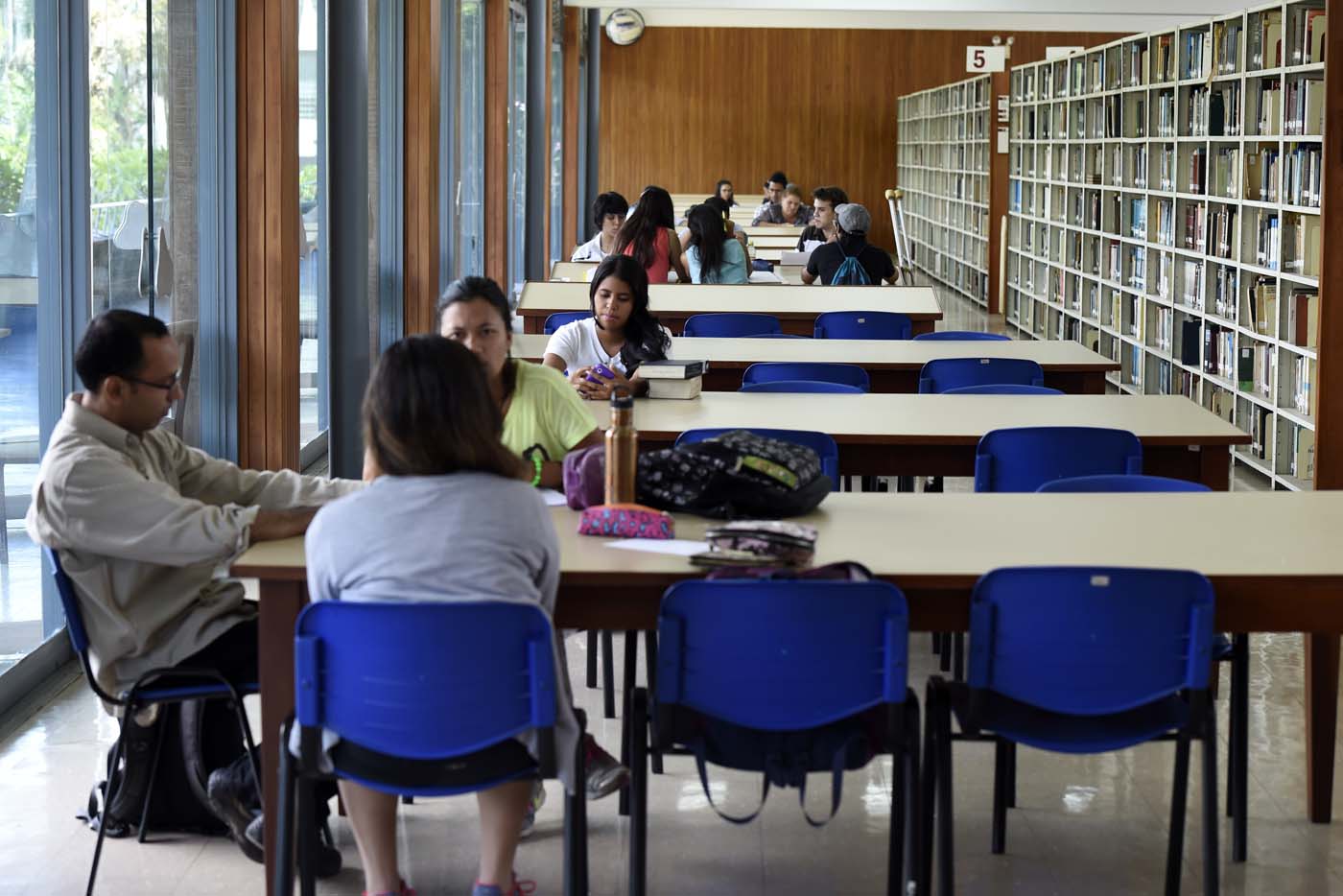 Anuncian aumento de 100% en becas de estudiantes universitarios del país