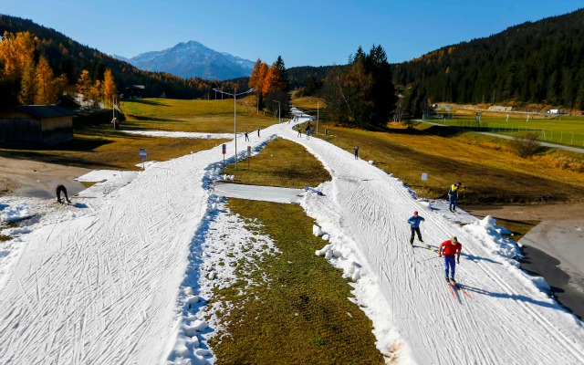 Cross country esquiadores de esquí en una pendiente artificial durante un día soleado de otoño en el pueblo austríaco occidental de Seefeld, Austria 05 de noviembre de 2015. REUTERS / Dominic Ebenbichler