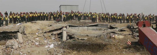 Miembros de los servicios de rescate trabajan buscando entre los escombros tras el derrumbe de una fábrica en Lahore (Pakistán) hoy, 5 de noviembre de 2015. Las autoridades paquistaníes tratan de rescatar con pocas esperanzas a cerca de 50 personas que se cree permanecen bajo los escombros de una fábrica que se derrumbó el miércoles y que dejó al menos 20 muertos y casi 100 heridos. EFE/Rahat Dar