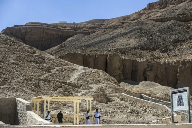 Policías egipcios hacen guardia en el Valle de los Reyes en la Ribera Occidental de Luxor, el 5 de noviembre de 2015. Gran Bretaña e Irlanda detuvieron vuelos desde y hacia el aeropuerto de centro turístico del Mar Rojo egipcio de Sharm El-Sheikh, en la península del Sinaí sobre las preocupaciones de un ruso avión de pasajeros que se apartó de ella y se estrelló en el fin de semana puede haber sido derribado por una bomba. AFP PHOTO / KHALED DESOUKI