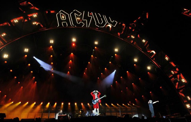 l guitarrista Angus Young (centro) del grupo australiano AC/DC durante su concierto en el estadio ANZ en Sídney (Australia) ayer, 4 de noviembre de 2015. EFE/Joel Carrett 