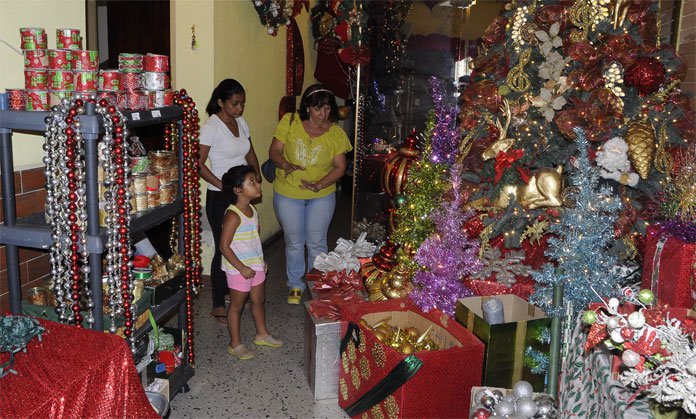 Adornos de segunda mano son una opción para Navidad