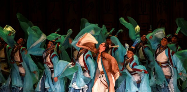 Bailarines de la Ópera Nacional de China acúan en la obra "Confucio" en el Teatro Nacional en Skopje (Macedonia) ayer, 9 de noviembre de 2015. EFE/Georgi Licovski