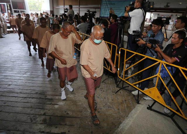 Sospechosos vinculados con el tráfico de personas de inmigrantes rohingya, son escoltados por guardias penitenciarios a su llegada a una audiencia hoy, martes 10 de noviembre de 2015, a una corte criminal en Bangkok (Tailandia). Manas, que es uno de las 88 personas acusadas de tráfico de personas, fue convocado a la corte para la práctica de pruebas en el caso, ya que, según los oficiales de las autoridades de policía, soldados y políticos locales en el sur de Tailandia se benefició del éxodo de inmigrantes musulmanes rohingya de Myanmar y Bangladesh. EFE/NARONG SANGNAK