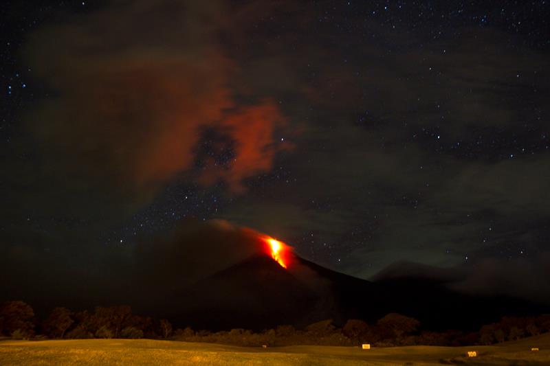 Volcán Fuego registra potente fase eruptiva en Guatemala