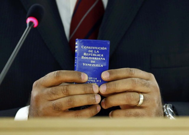 La Constitucion de la República Bolivariana de Venezuela (Foto: Reuters)