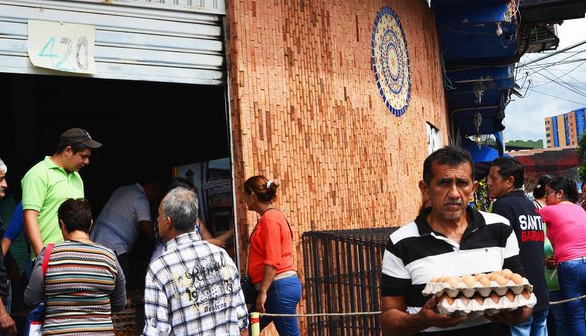 Ahora las largas colas también son por huevo… Y un solo cartón (FOTO)