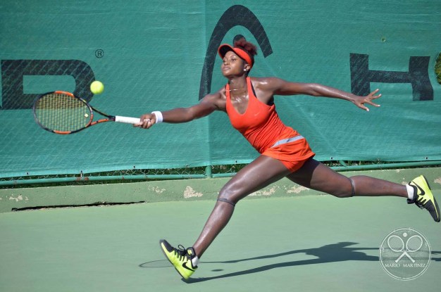 Yolande Leacok en carrera por pelota