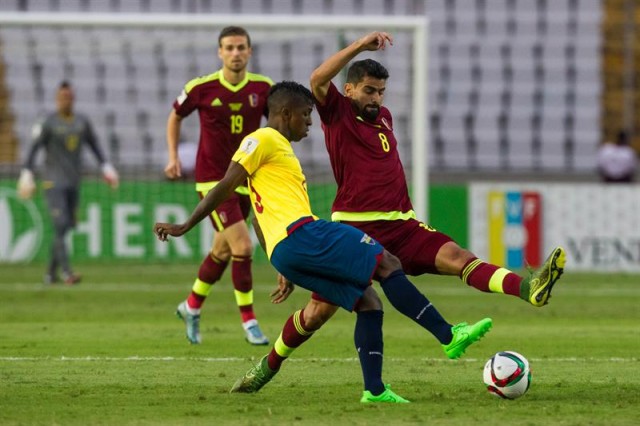  EL jugador de la selección de Ecuador Frickson Erazo (c) disputa el balón ante el jugador del equipo Tomas Rincón (d) de Venezuela hoy, martes 17 de noviembre de 2015, durante un juego en el estadio Cachamay, en la ciudad de Puerto Ordaz (Venezuela), por las eliminatorias suramericanas al Mundial Rusia 2018. EFE/MIGUEL GUTIÉRREZ