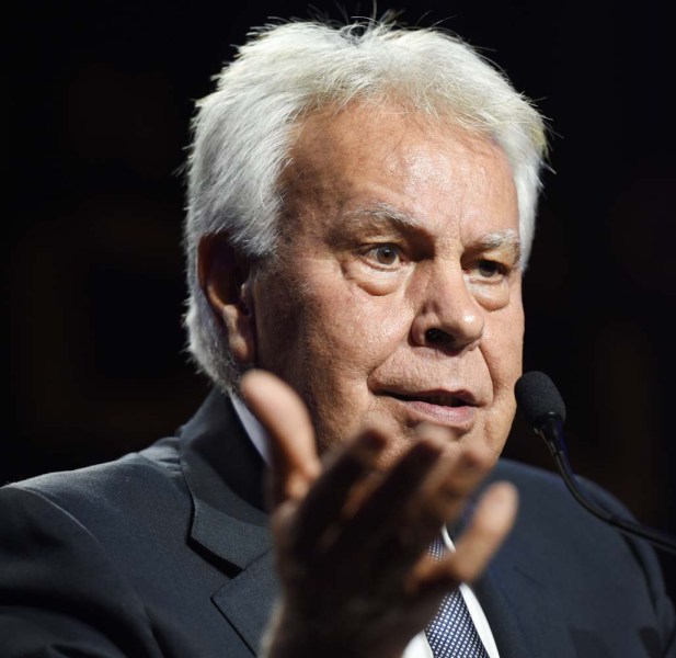  El expresidente del Gobierno español Felipe González habla hoy, martes 17 de noviembre de 2015, el los Premio "Liderazgo de las América" durante una ceremonia organizado por el Centro de Estudios Diálogo Interamericano en Washington DC, (Estados Unidos). El premio tiene como fin reconocer el incansable, firme, efectivo y permanente servicio de los agentes de cambio más influyentes de la región, aseguró el portavoz de la organización Inter American Dialogue. EFE/LENIN NOLLY