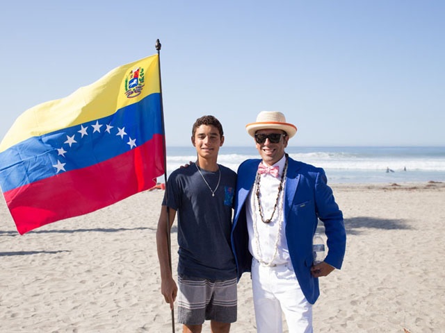 osé Joaquín López y el presidente de la ISA en el Desfile de las Naciones del Mundo que abrió el mundial juvenil 2015. El equipo venezolano tuvo dos integrantes que viajaron por sus propios medios. En cambio, en 2013... Fotos: ISA/Grant