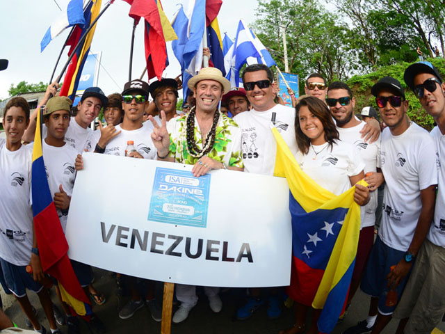 Dos años antes, en el mismo mundial y en el mismo momento, en la foto de rigor con el presidente de la ISA, Fernando Aguerre, los venezolanos eran tantos que no entraban en la foto. Foto: ISA/Tweddle