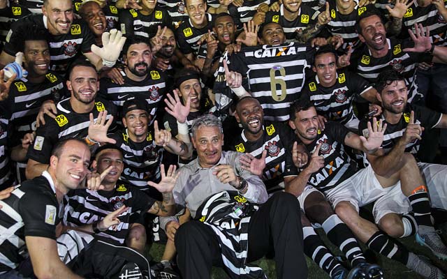 BRA19. RÍO DE JANEIRO (BRASIL), 19/11/2015.- El director técnico de Corinthians Adenor Bachi "Tite" (c) celebra con sus jugadores después de vencer a Vasco da Gama hoy, jueves 19 de noviembre de 2015, durante el partido por la final del Campeonato Brasileño entre Corinthians y Vasco de Gama, en el estadio Sao Januário de Río de Janeiro (Brasil). EFE/Antonio Lacerda