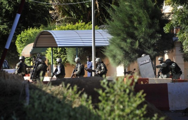 Malian troops take position outside the Radisson Blu hotel in Bamako on November 20, 2015. Gunmen went on a shooting rampage at the luxury hotel in Mali's capital Bamako, seizing 170 guests and staff in an ongoing hostage-taking that has left at least three people dead. AFP PHOTO / HABIBOU KOUYATE / AFP / HABIBOU KOUYATE