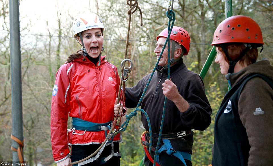 ¡La duquesa temeraria! Kate muestra su lado atrevido haciendo rappel en Gales (Fotos)