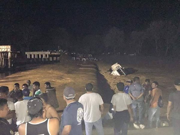 Desaparecidas 15 personas tras volcar un camión en río de Guatemala