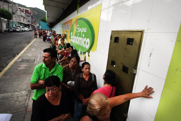 Siguen colas por alimentos, pese a restricción por cédula, en San Antonio.