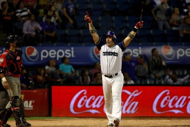 Álex Cabrera consiguió su sexto Grand Slam de por vida y empata récord de Henry Blanco