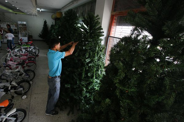 Con poca mercancía se viste San Cristóbal de Navidad