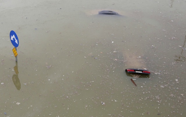 Un coche se sumerge en las aguas de inundación tras fuertes lluvias, en Riyadh, Arabia Saudita 25 de noviembre de 2015. Arabia Saudita 25 de noviembre de 2015. REUTERS / Faisal Al Nasser