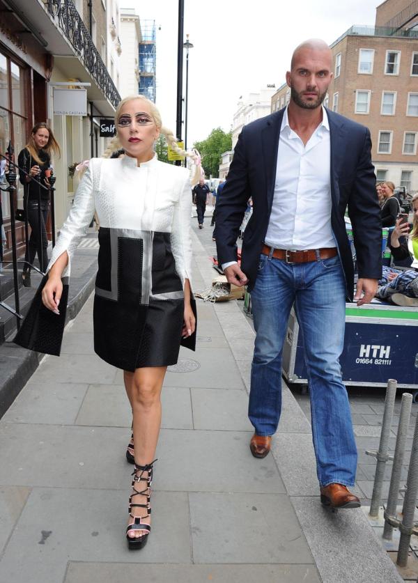 lady-gaga-bodyguard (1)