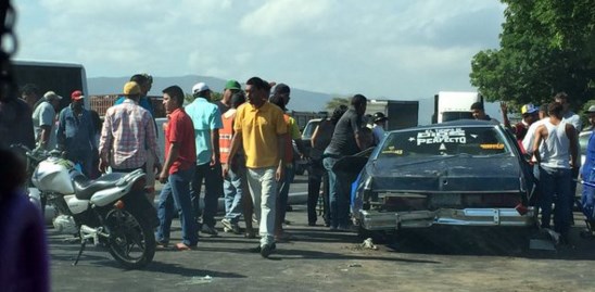 Trabajadores de la alcaldía tumban poste sin medidas de seguridad hiriendo a familia (video fuerte)