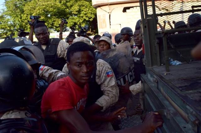 La oposición haitiana salió a la calles para rechazar el proceso y los resultados definitivos de la primera vuelta de las elecciones presidenciales hechos públicos hoy por el Consejo Electoral Provisional (CEP), los cuales confirman que Jovenel Moise y Jude Celestin disputarán una segunda ronda. Los manifestantes pidieron que se impugnen los resultados de las elecciones por "fraudulentos" y la policía se vio obligada a usar gases lacrimógenos para dispersarlos en el barrio Carrefour de la capital. EFE/Jean Jacques Augustin