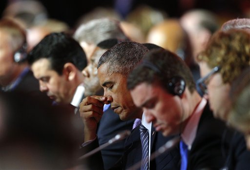 El presidente de Estados Unidos, Barack Obama (centro), durante la ceremonia inaugural de COP21, La Conferencia sobre Cambio Climático de Naciones Unidas, en Le Bourget, en las afueras de París, el 30 de noviembre de 2015. (Foto AP/Thibault Camus, Pool)