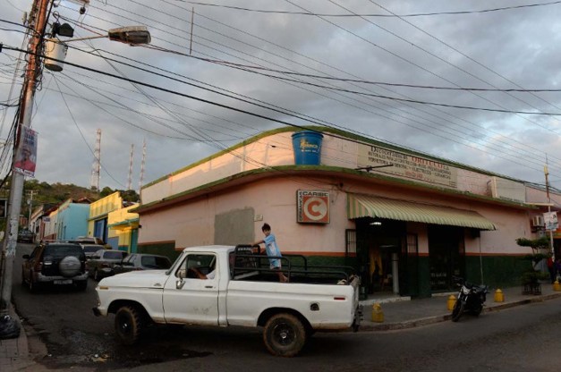 A truck pass the area the local leader of the Democratic Action party in Altagracia de Orituco, Luis Manuel Diaz, was shot in the Altagracia de Orituco town in Guarico state, Venezuela, on November 26, 2015. A regional opposition leader was shot dead Wednesday during a rally for Venezuela's upcoming legislative elections, an event also attended by Tintori, an official said. AFP PHOTO/ FEDERICO PARRA / AFP / FEDERICO PARRA