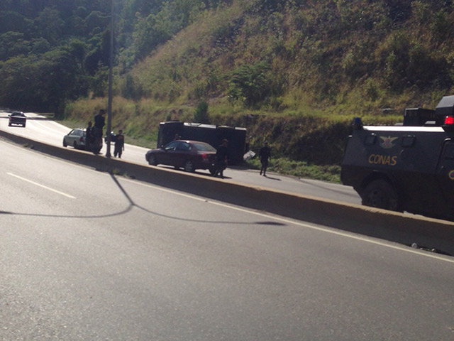 FOTOS: Militares ¿Rápidos y Furiosos?… Se volcó una tanqueta en la ARC