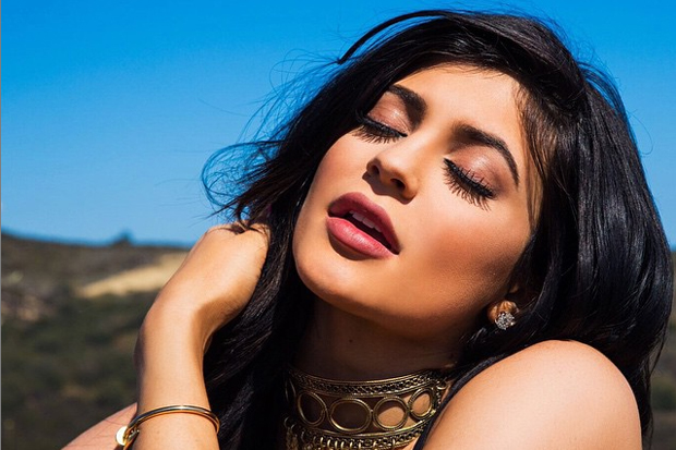 El 2017 será fogoso con el nuevo calendario triple hot de Kylie Jenner