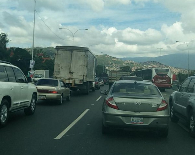 Fuerte cola en la Valle-Coche a la altura de Fuerte Tiuna