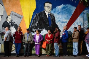 People wait to cast their vote in a polling station in Caracas, on December 6, 2015 during the Venezuela's legislative elections. For the first time in 16 years of "Bolivarian revolution" under late president Hugo Chavez and his successor Nicolas Maduro, polls show their rivals could now win a majority in the National Assembly.  AFP PHOTO/ FEDERICO PARRA / AFP / FEDERICO PARRA