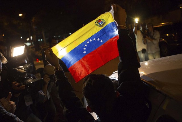 GRA017. CARACAS (VENEZUELA), 07/12/2015.- Un grupo de personas celebran la victoria obtenida por la coalición opositora Mesa de Unidad Democrática (MUD) hoy, lunes 7 de diciembre de 2015, en la ciudad de Caracas (Venezuela). La presidenta del Consejo Nacional Electoral (CNE) de Venezuela, Tibisay Lucena, anunció hoy que la alianza opositora MUD ganó las elecciones legislativas con un total de 99 diputados frente a 46 del chavismo. EFE/Manaure Quintero