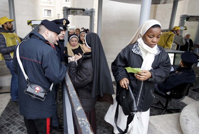 Italian police officers conduct a security check before Pope Francis opens a Catholic Holy Year, or Jubilee, in St. Peter's Square, at the Vatican December 8, 2015.   REUTERS/Max Rossi