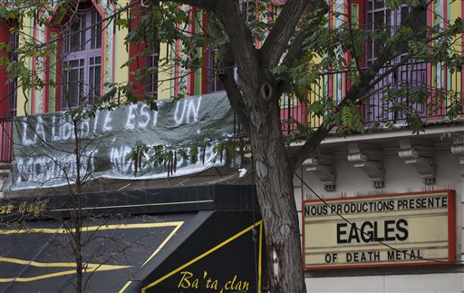 Un letrero que dice "La libertad es un monumento que no puede ser destruido?, sobre la fachada de la sala de conciertos Bataclan donde se presentaba la banda Eagles of Death Metal durante los ataques terroristas del 13 de noviembre de 2015 en Paris, en una fotografía del martes 17 de noviembre de 2015. Los miembros de la banda estadounidense Eagles of Death Metal dijeron en un comunicado el miércoles 18 de noviembre de 2015 que están a salvo en casa tras los ataques en París per o ?horrorizados y tratando de entender lo que ocurrió en Francia?. (Foto AP/Peter Dejong)