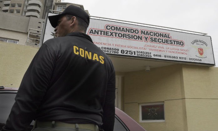 Conas le puso los ganchos a dos agentes de las Faes