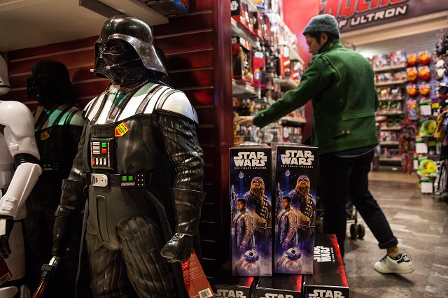 Juguetes de Star Wars: The Force Awakens son exhibidos en Times Square, Nueva York. AFP