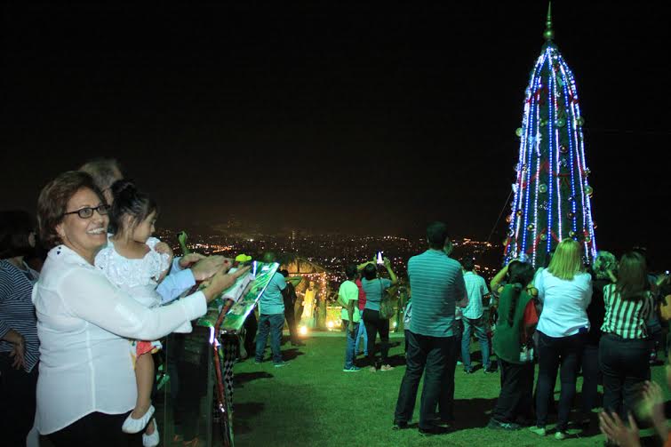 Alcaldía Metropolitana de Caracas encendió la navidad por todo lo alto