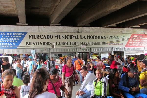 ¡Ni con un sueldo mínimo! Esto es lo que cuesta un pantalón de dama en el mercado El Cementerio